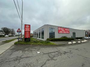 Magazijn met kantoor op zichtlocatie te koop