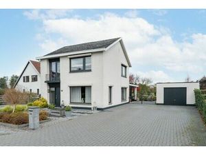 Vrijstaande woning met prachtig uitzicht op weilanden  rustige ligging nabij de Nederlands