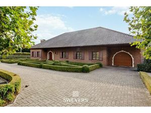 Villa met 395m² woonruimte op 48a zuidgericht perceel