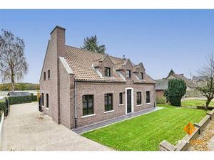 Zéér ruime woning met dubbele inpandige garage op mooi perceel van 7a33ca.