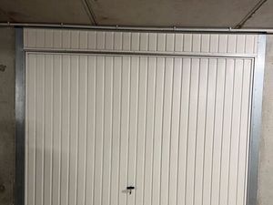 Grand garage sous-sol