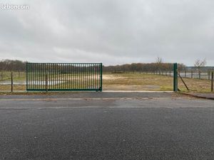 Terrain stabilisé de 1450 m² à louer en zone d'activité industrielle