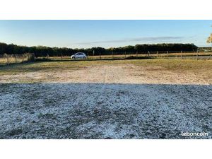 Terrain d’activité clôturé et recouvert de gravier à louer en zone industrielle