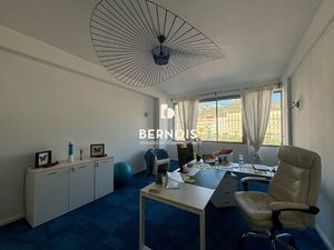 Location Local Professionnel 73m²