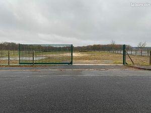 Terrain stabilisé clôturé professionnel avec portail coulissant