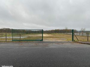 Terrain visible à louer en zone d'activité commerciale (1450 m²)