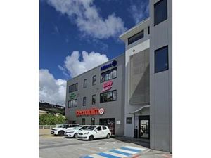 Local commercial d'environ 118m² à louer emplacement stratégique et excellente visibilité 