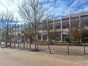 A LOUER - BUREAUX 815 m² DIVISIBLES - ST MEDARD EN JALLES CENTRE-VILLE