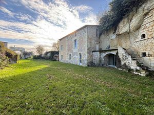 Maison semi-troglodyte et terrains constructibles à Lerné