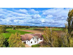 Maison de plain-pied avec trois chambres  garage et grand terrain