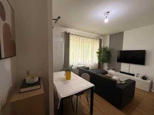 Bureau aménagé en studio situé au milieu d'un parc verdoyant