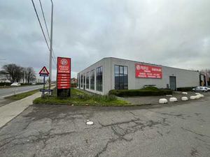 Entrepôt avec bureaux situé dans un endroit visible à ven...