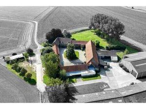 Ferme en carré de charme avec grange et 1 25 ha à Tournai