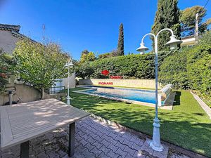 VILLA de 207 m² sur 1069 m² de jardin composée de 2 logements et d'un garage de 70 m².