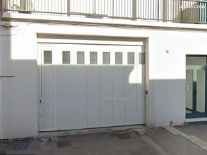 Emplacement moto dans grand garage