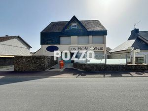 Gouville sur mer  la plage  Immeuble en bon état sur trois niveaux  commerce possible en r