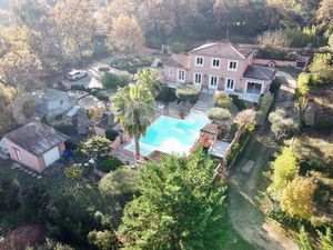 Villa de 5 pièces 165m2 sur 3600m2 de terrain avec piscine