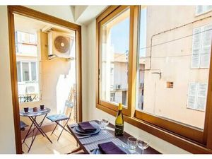 Beau studio meublé de 24m² dans une résidence avec penderie  balcon et cave