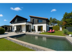 Magnifique villa de 380 m2 avec piscine sur 2750 m2 de terrain