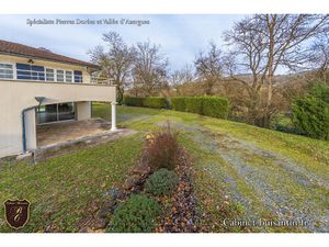 Villa familiale sur terrain d'environ 970 m2