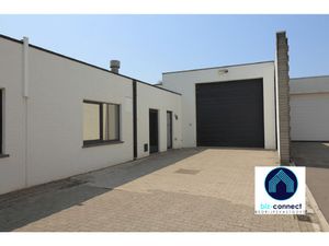 te huur Maldegem – magazijn of atelier van ca.660m². Uitstekende ligging.