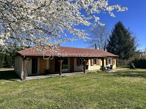 Propriété à usage professionnel ou familial comprenant une maison d'habitation de 107m2 av