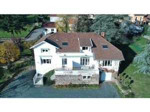 Propriété comprenant 3 appartements dans un parc arboré de 2753 m²