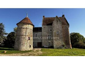 Manoir Avec Prairie Et Bois En Bordure De Riviere