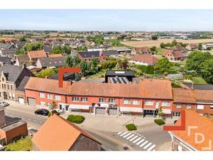 Ruime handelszaak met woonst & verhuurd appartement te koop in Poelkapelle.