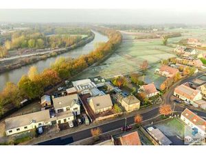 Statige  ruime villa met loods en ingerichte studio in een rustige omgeving