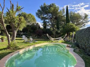 Villa contemporaine avec piscine et toit-terrasse à vendre à Signes – Var