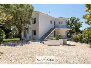 Magnifique villa de 266 m²  rénovée dans un esprit contemporain  terrain de 1 550 m² avec.