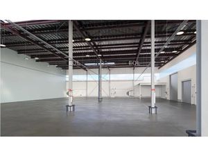 A louer : Local rénové de 1 004 m² avec bureaux et entrepôt à Buc (78)