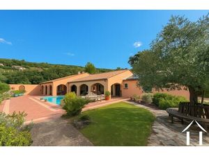 Villa de plain-pied avec vues  multiples terrasses et piscine chauffée