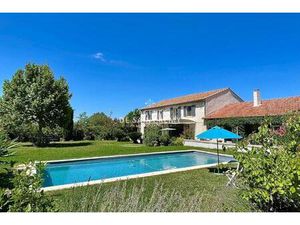 Mas ancien rénové de 310 m² avec piscine et atelier d'artiste