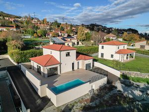 Villa Le Crest 7 pièce(s) 149 m2 avec piscine