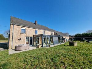 Maison Neuville Lez Beaulieu 8 pièce(s) 202 m2