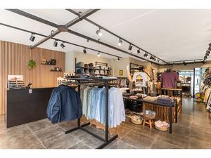 Handelsruimte met topvisibiliteit – ideale investering in het hart van Aartselaar