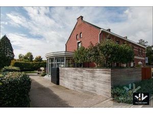 Luxueus afgewerkte en energiezuinige ruime woning met vier slaapkamers en guesthouse met t