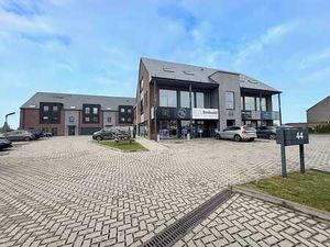 Lumineux espace de bureau  moderne proches des facilités.