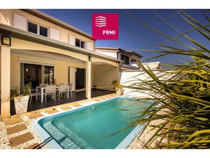 Maison familiale type F5 avec varangue et piscine  Secteur St Louis 97450