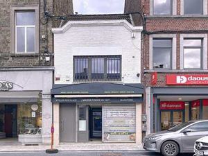 Rez commercial + appartement à réaliser (permis OK)