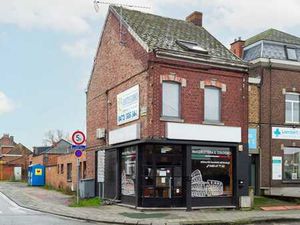 Immeuble (Commerce +2 apparts)! Revenu mensuel total 2029€