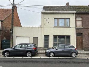 Maison familiale avec garage et jardin.