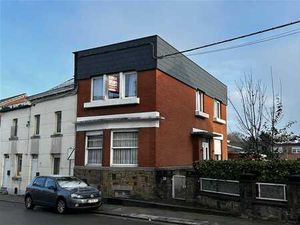 Petite maison avec jardin et garage à rénover