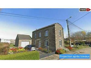 Belle maison en pierre du pays avec un grand jardin.