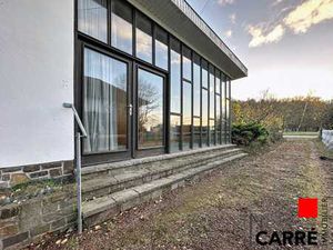 Maison style Bungalow années 60 sur beau jardin à rénover