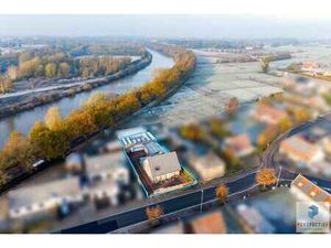 Statige ruime villa met loods en ingerichte studio in een...