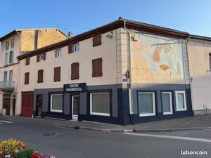 Local paramédical refait à neuf – 3 cabinets avec point d’eau – normes PMR – Dispo début 2