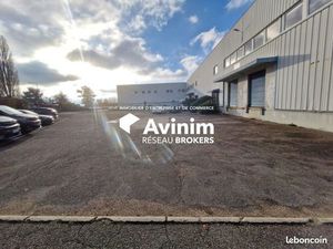 Local 800 m² Louvres